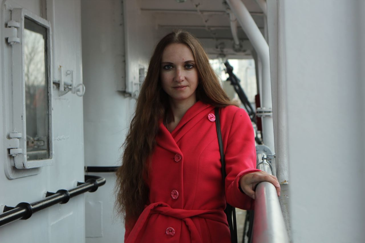 Август