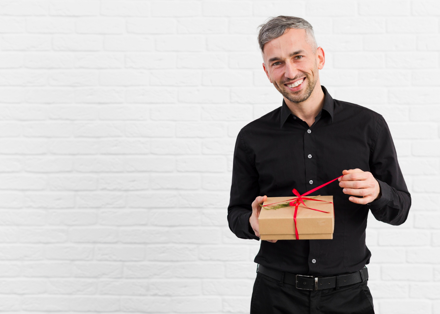 Deliver presents. Подарок " мужчине". Мужчина с коробкой. Распаковка подарков фото мужики. Распаковка подарка мужского.